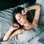 Cahaya Layar dan Tidur: Mengapa Tubuh Membutuhkan Kegelapan untuk Beristirahat